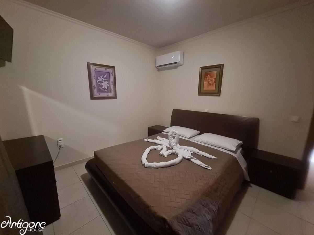 Antigone House Holiday home *